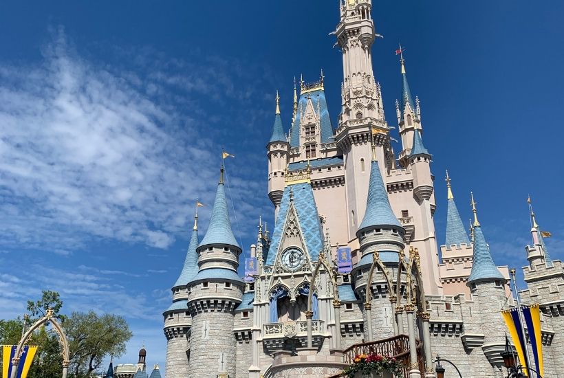 Disney World in a Day? Yep, it's possible. If you only have one day at Walt Disney World and you want to get the most out of it, get yourself a park hopper ticket and follow these basic guidelines. #disneytips #disneyplanningtips #disneyworld 
